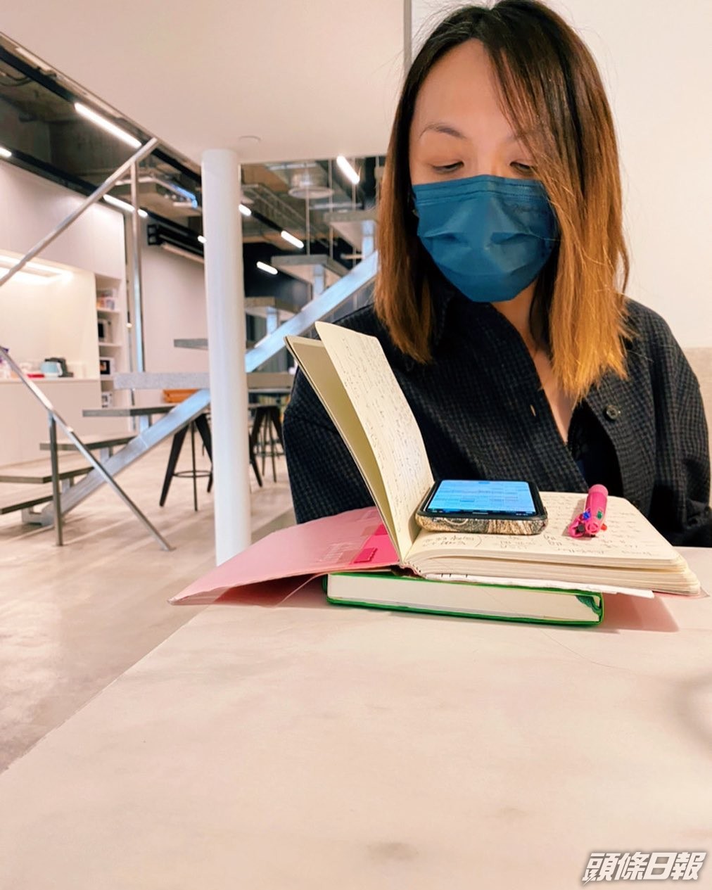 經理人被Bob拍下了放上網。